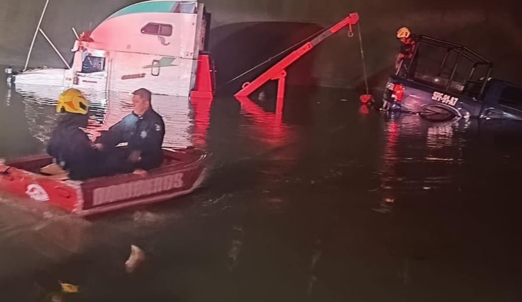 Bomberos rescatan a 2 policías de Cuautitlán Izcalli atrapados por la lluvia 